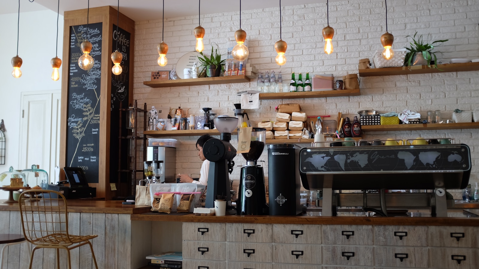 Holzinterieur und Sitzbereich im Anker Kaffeehaus am Zürichsee
